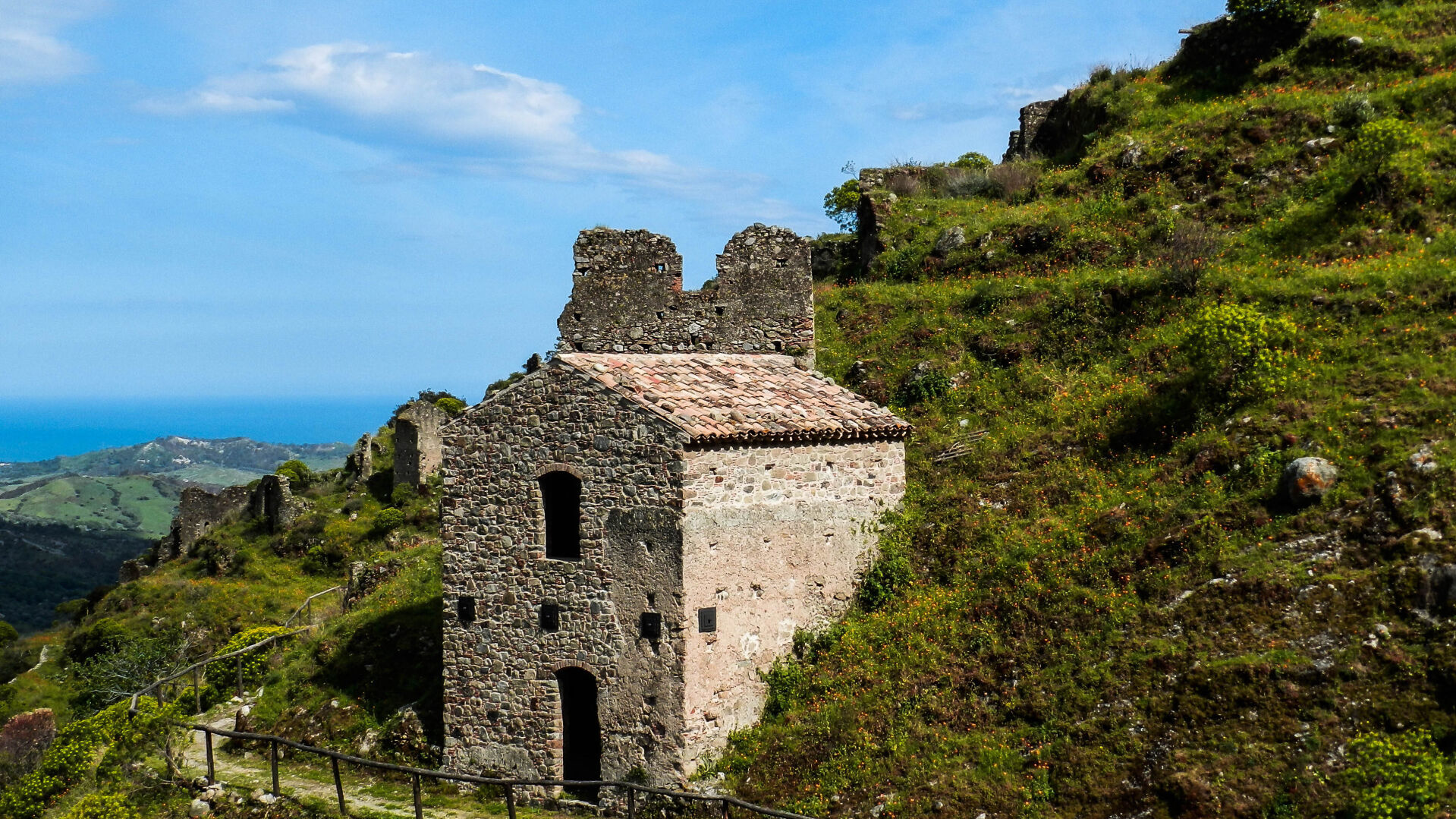 These pretty Italian villages want to pay you $33,000 to move in